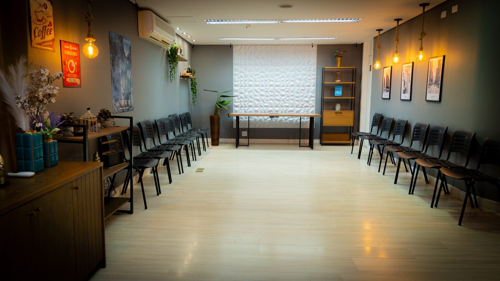 Studio B em configuração ampla para receber público