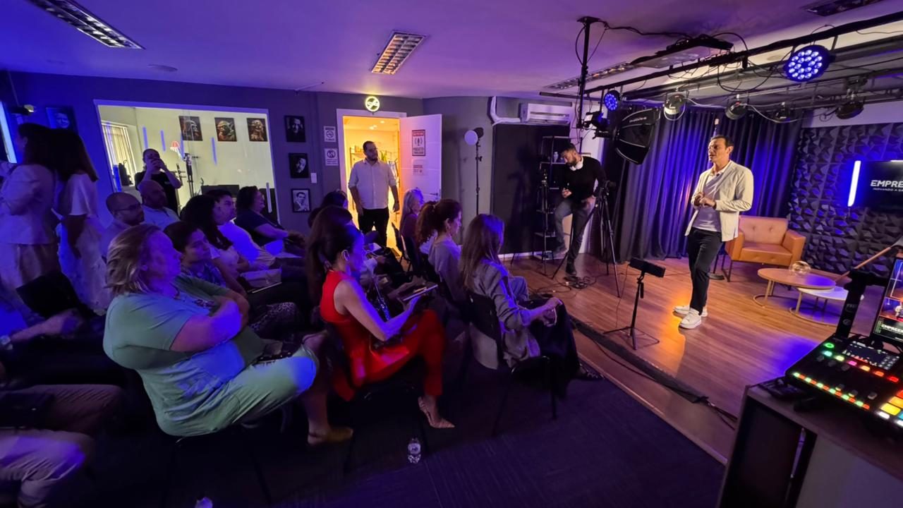 Bancada de gravação com convidados no Studio B