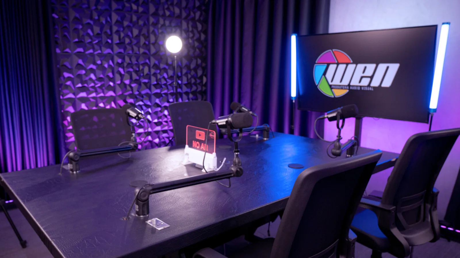 Studio A — cenário com iluminação profissional
