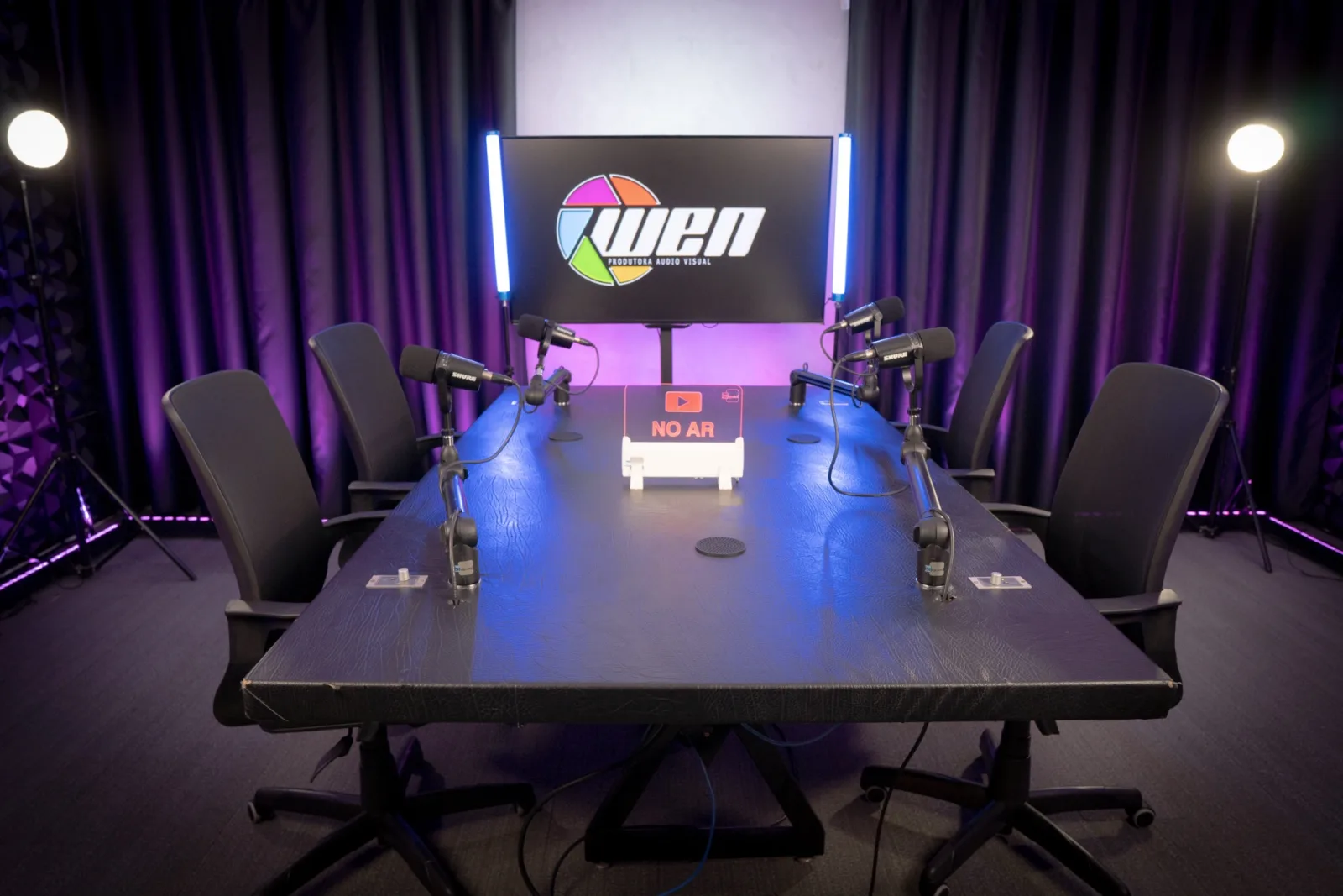 Mesa do Mesacast no Studio A com microfones profissionais