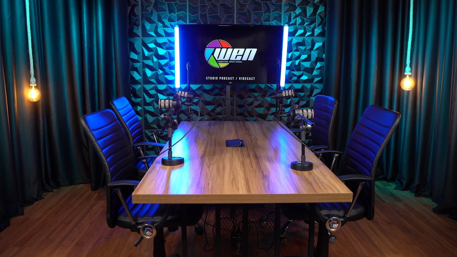 Studio B — cenário em tom azul